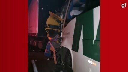 Grave acidente entre ônibus e caminhão na BR-101 deixa motorista morto e pelos menos 15 feridos no ES