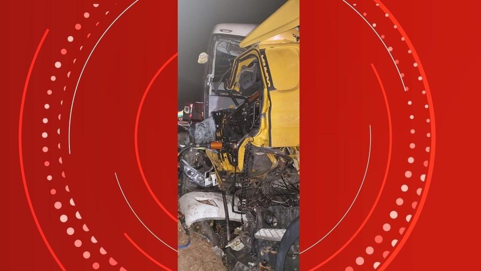 Grave acidente entre ônibus e caminhão na BR-101 deixa motorista morto e pelos menos 15 feridos no ES