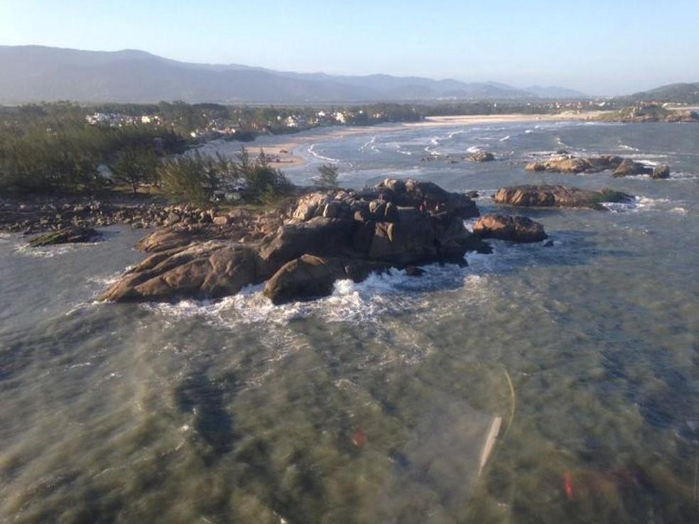 Barco de pesca com 12 pessoas naufraga na costa de SC, e Marinha inicia buscas