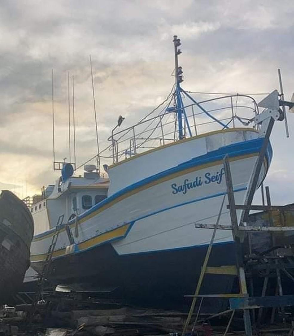 Cinco tripulantes de barco que naufragou no litoral de SC são resgatados