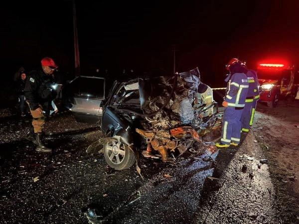Grave acidente na PR-487 deixa 2 mortos e 6 feridos; jovem de 14 anos dirigia veículo