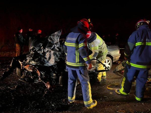 Grave acidente na PR-487 deixa 2 mortos e 6 feridos; jovem de 14 anos dirigia veículo