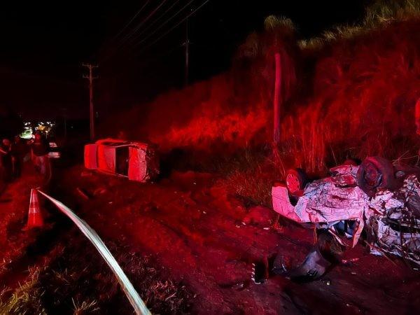 Grave acidente na PR-487 deixa 2 mortos e 6 feridos; jovem de 14 anos dirigia veículo