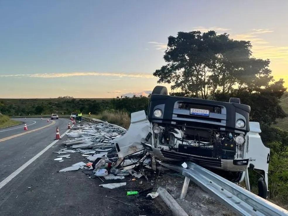 Em veículos diferentes, pai perde filho de vista na BR-101, retorna e encontra jovem morto em Pedro Canário, ES,
