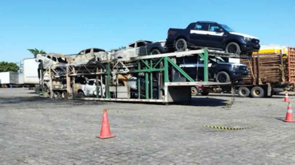 6 caminhonetes novas são destruídas em incêndio em cegonha parada em posto de combustíveis no ES
