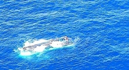 Barco pesqueiro que desapareceu em SC é encontrado pela Marinha; duas pessoas estão desaparecidas