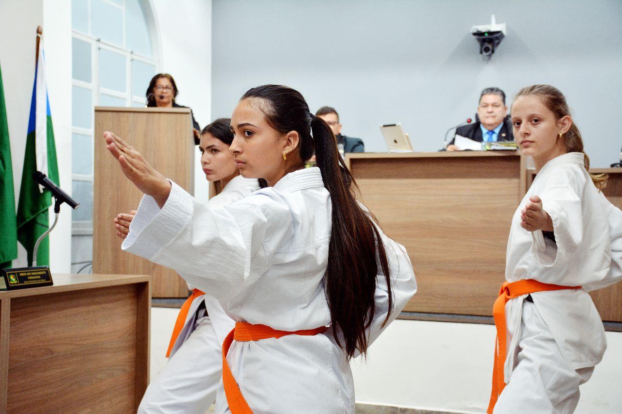 Em dia de lutas, homenagem a lutadores de artes marciais na Câmara de São Mateus, ES