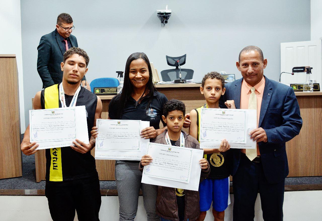 Em dia de lutas, homenagem a lutadores de artes marciais na Câmara de São Mateus, ES