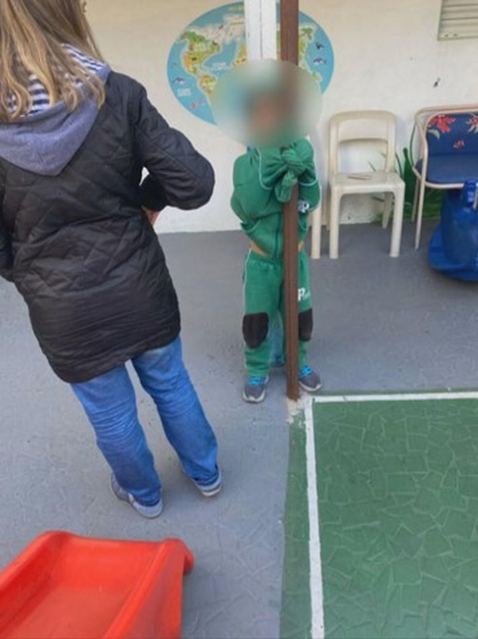 Criança é amarrada a poste por fazer xixi na roupa em escola de SP; polícia investiga denúncias de maus-tratos
