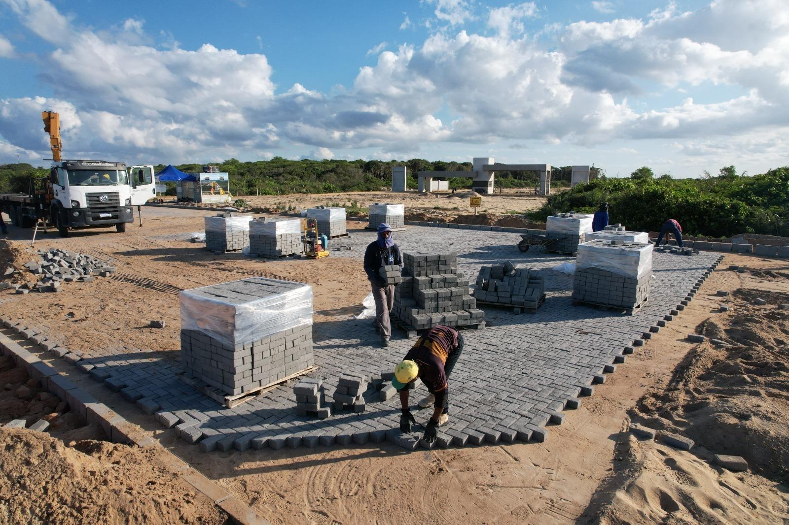 Daniel Santana e Da Vitória vistoriam obras de urbanização de Guriri, em Saõ Mateus, ES