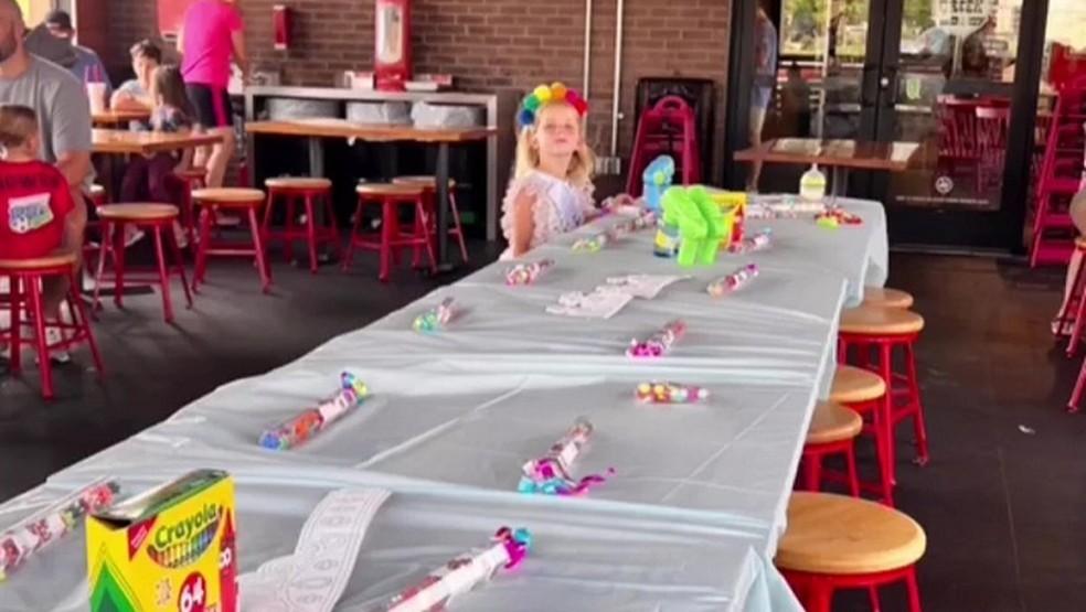 Ninguém comparece à festa de aniversário de menina e mãe pede ajuda no Facebook para trazer pessoas para o evento