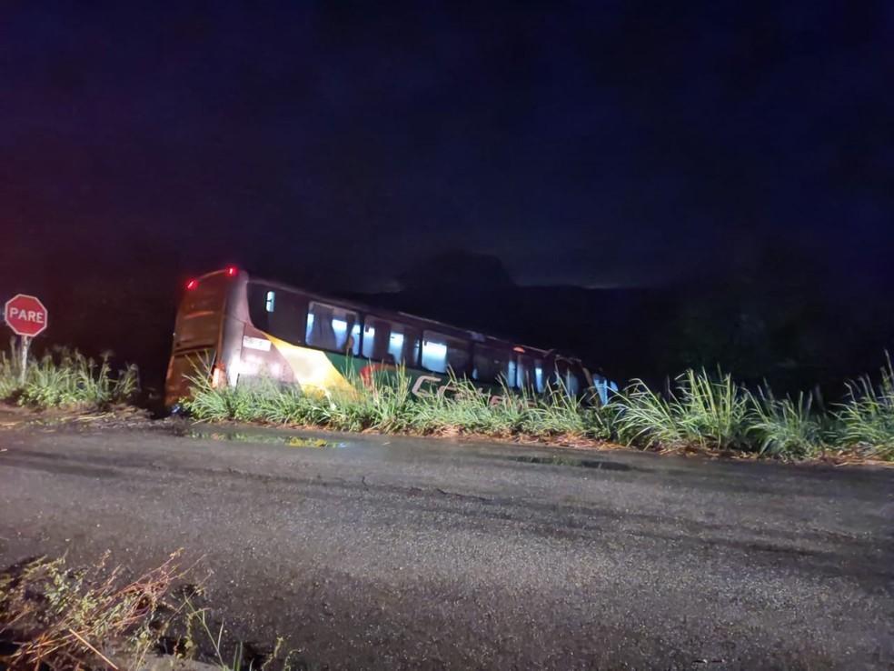 Ônibus de cantora Brisa Star e banda cai em ribanceira em rodovia no Ceará