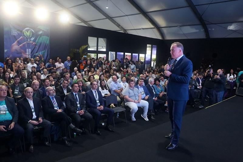 Casagrande participa da abertura de seminário sobre sustentabilidade em Vitória, ES