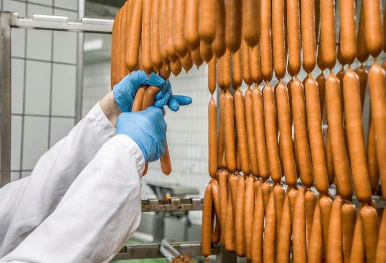 Como é feita a salsicha e o que realmente há dentro dela