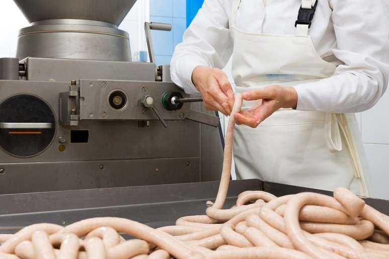 Como é feita a salsicha e o que realmente há dentro dela
