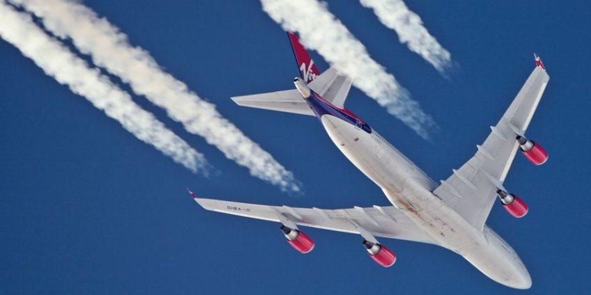 O que são os rastros brancos deixados pelos aviões no céu