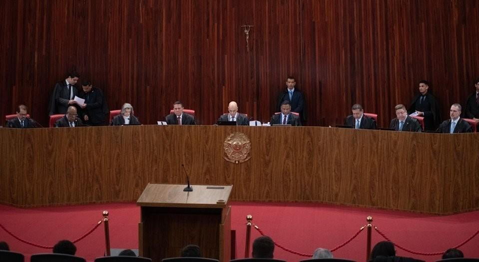 Com 3 votos a 1 pela inelegibilidade de Bolsonaro, TSE adia julgamento para sexta-feira (30)