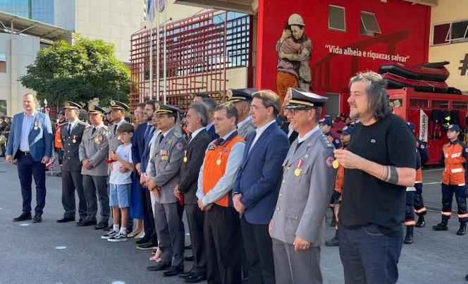 Daniel Santana é condecorado pelo Corpo de Bombeiros com a medalha “Mérito Nestor Gomes”, em Vitória, ES