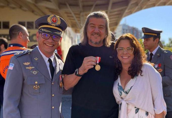Daniel Santana é condecorado pelo Corpo de Bombeiros com a medalha “Mérito Nestor Gomes”, em Vitória, ES
