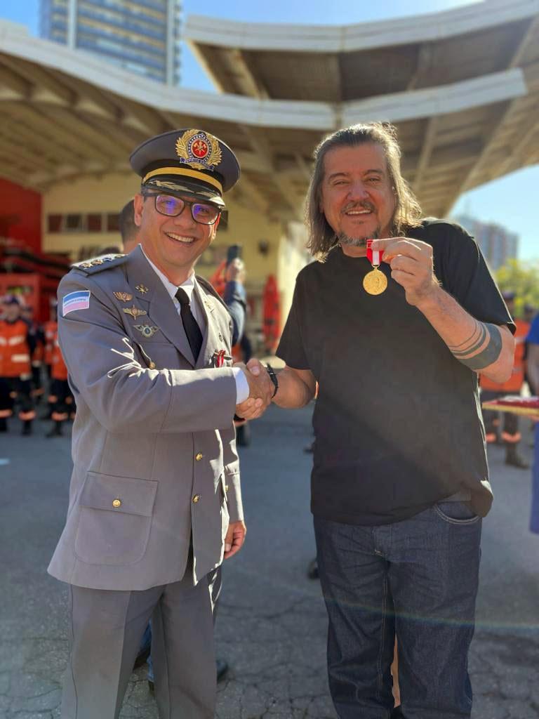 Daniel Santana é condecorado pelo Corpo de Bombeiros com a medalha “Mérito Nestor Gomes”, em Vitória, ES