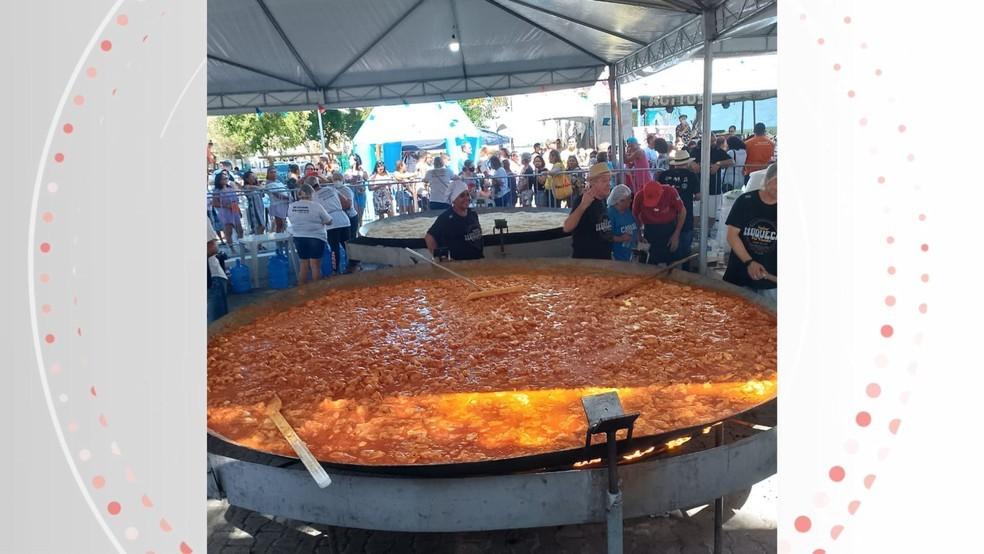 ‘Maior moqueca do mundo’ terá 600 kg de peixe e vai servir até 2 mil pessoas no ES; confira a receita