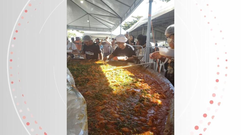 ‘Maior moqueca do mundo’ terá 600 kg de peixe e vai servir até 2 mil pessoas no ES; confira a receita