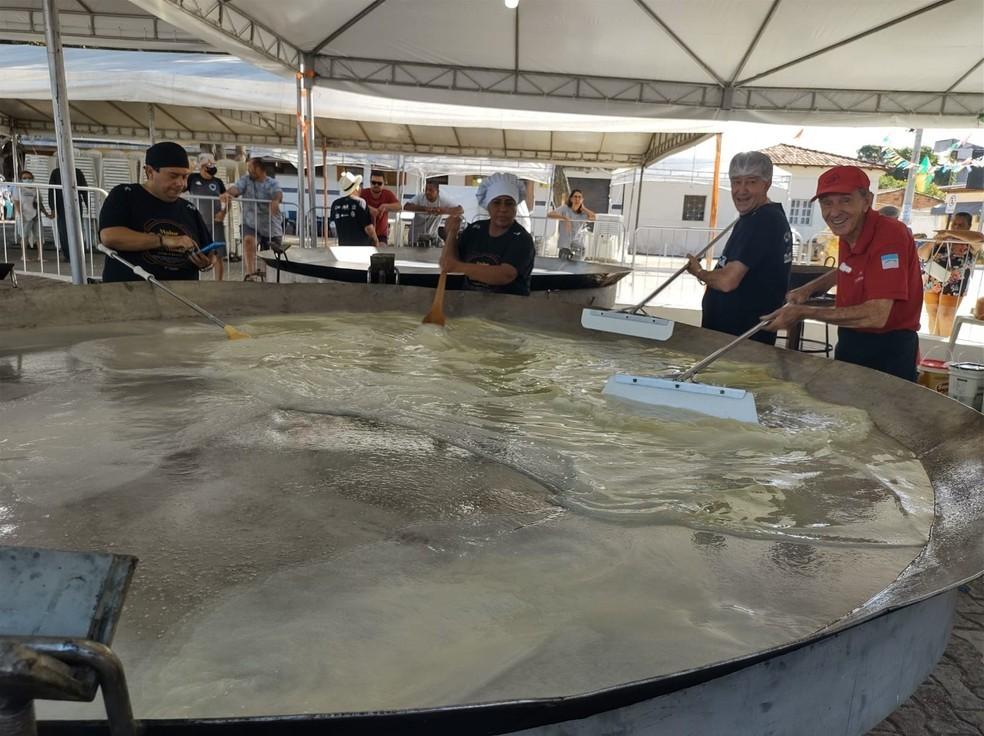 ‘Maior moqueca do mundo’ terá 600 kg de peixe e vai servir até 2 mil pessoas no ES; confira a receita