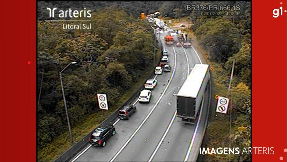 Caminhão desgovernado arrasta 14 carros na BR-376 durante engavetamento; seis pessoas ficaram feridas