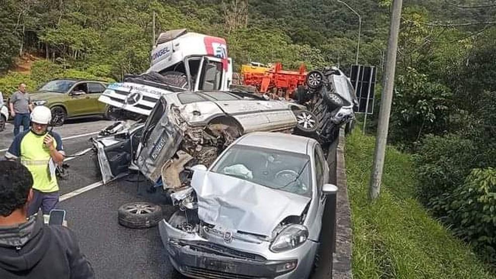 Caminhão desgovernado arrasta 14 carros na BR-376 durante engavetamento; seis pessoas ficaram feridas