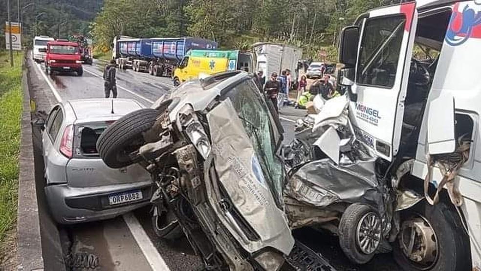 Caminhão desgovernado arrasta 14 carros na BR-376 durante engavetamento; seis pessoas ficaram feridas