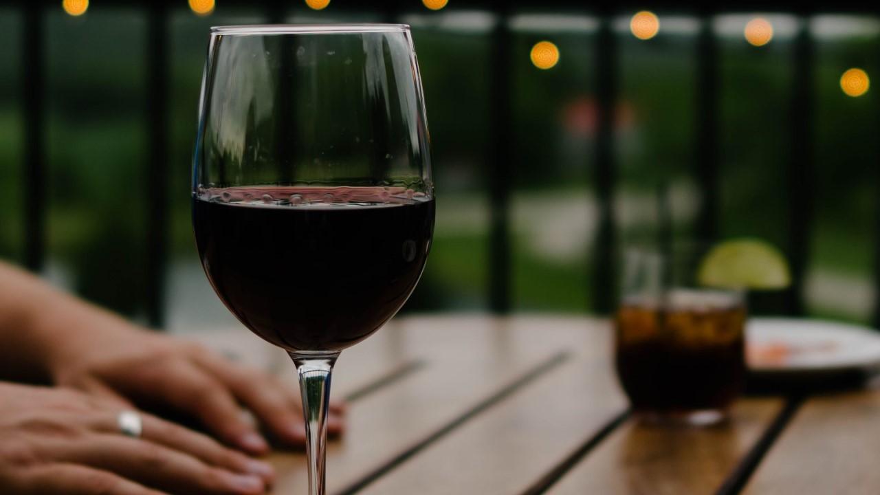 Qual a diferença entre vinho seco e vinho suave?