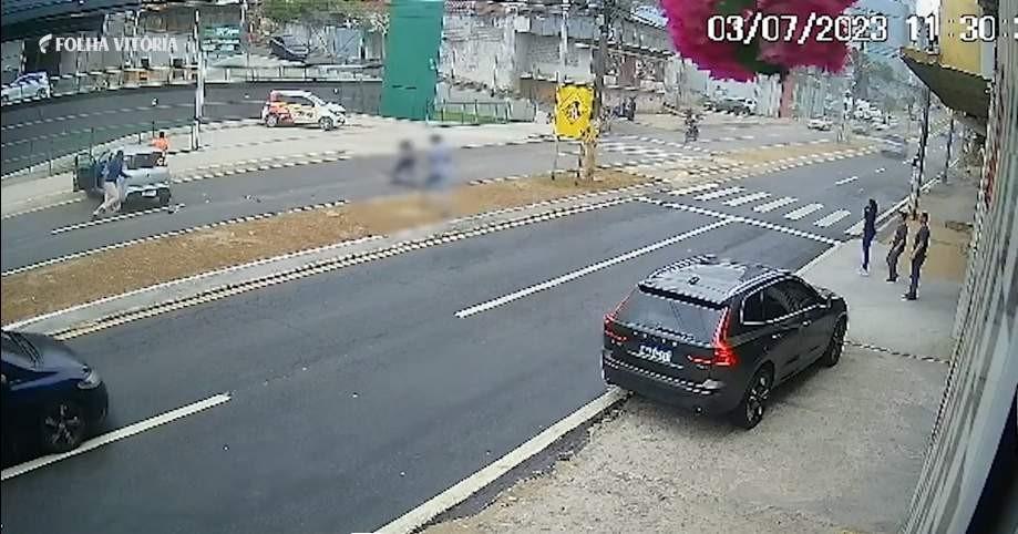 Criança é arremessada após carro capotar em Cachoeiro de Itapemirim, ES