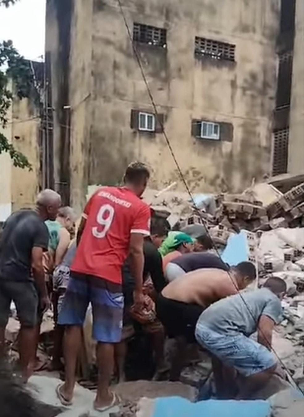 Prédio desaba no Grande Recife e pessoas são soterradas