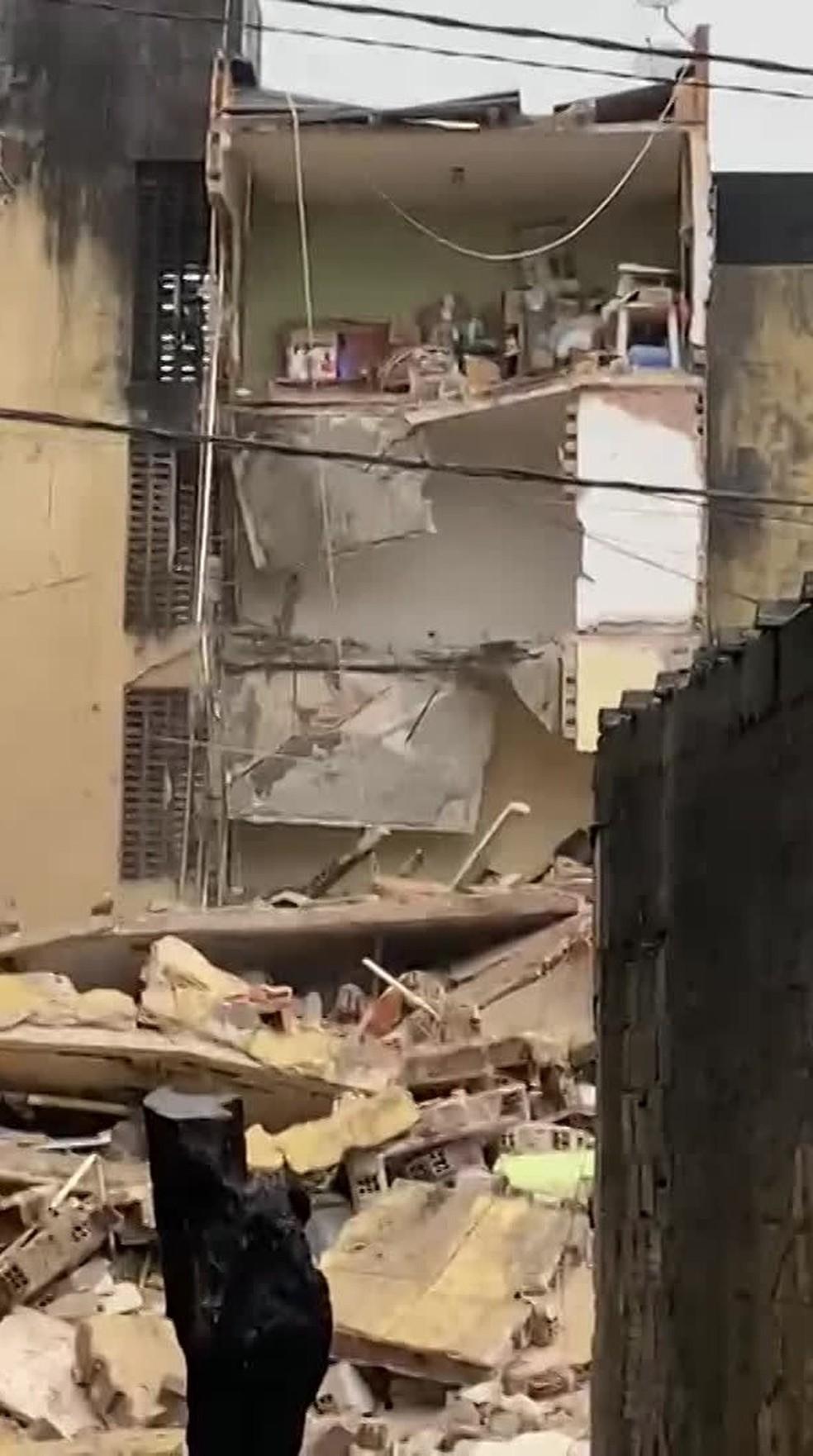 Prédio desaba no Grande Recife e pessoas são soterradas