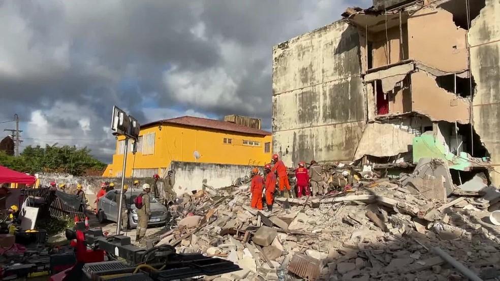Prédio desaba no Grande Recife e pessoas são soterradas