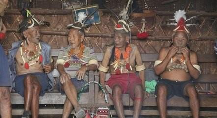 Guerreiros caçadores de cabeça lamentam fim de tradição
