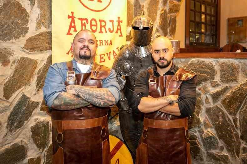 Taverna medieval serve banquete para comer com as mãos