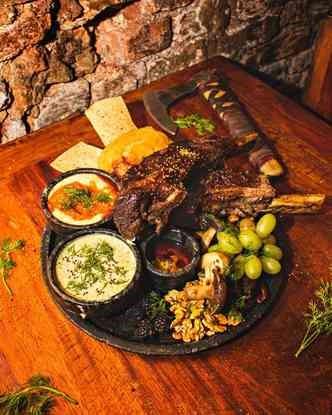 Taverna medieval serve banquete para comer com as mãos