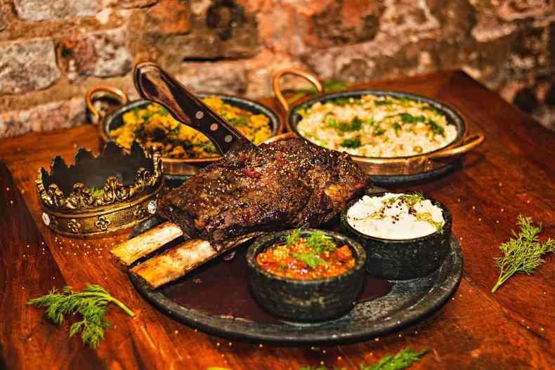 Taverna medieval serve banquete para comer com as mãos