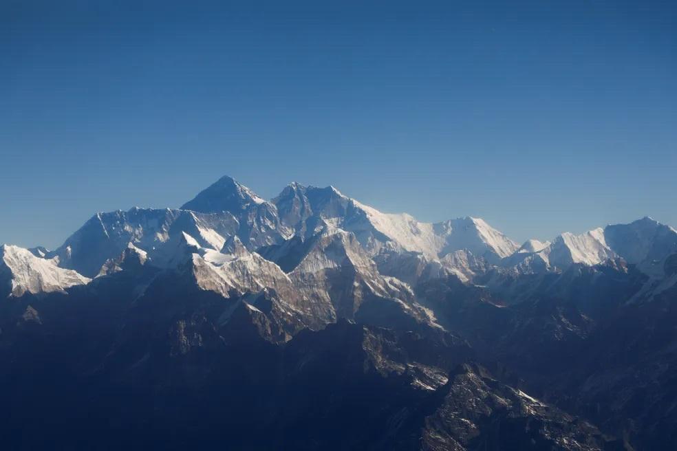 Helicóptero cai perto do Everest, no Nepal, e deixa seis mortos