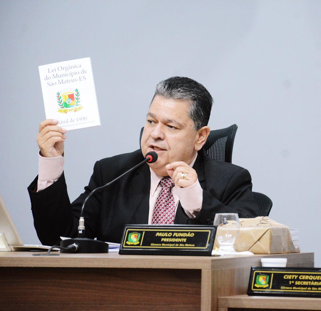 Paulo Fundão apresenta à impressa a nova edição da Lei Orgânica Municipal de São Mateus, ES