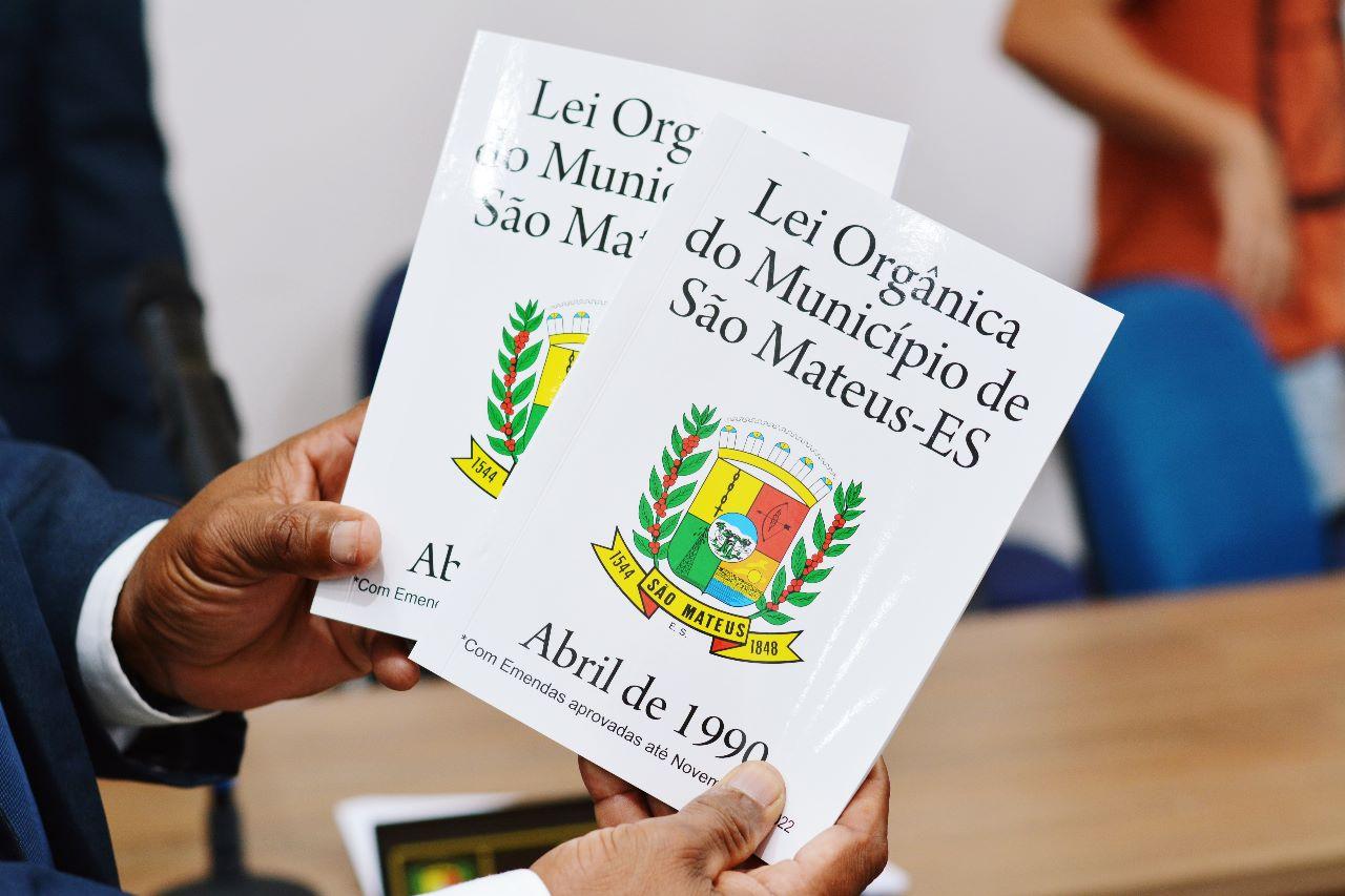 Paulo Fundão apresenta à impressa a nova edição da Lei Orgânica Municipal de São Mateus, ES