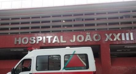 Criança joga lata de lixo em churrasqueira e tem 60% do corpo queimado