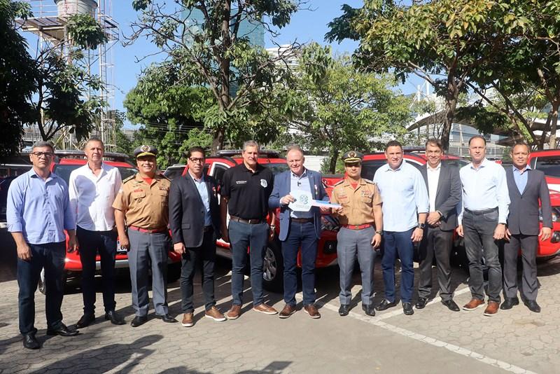 Corpo de Bombeiros Militar recebe 49 novas caminhonetes