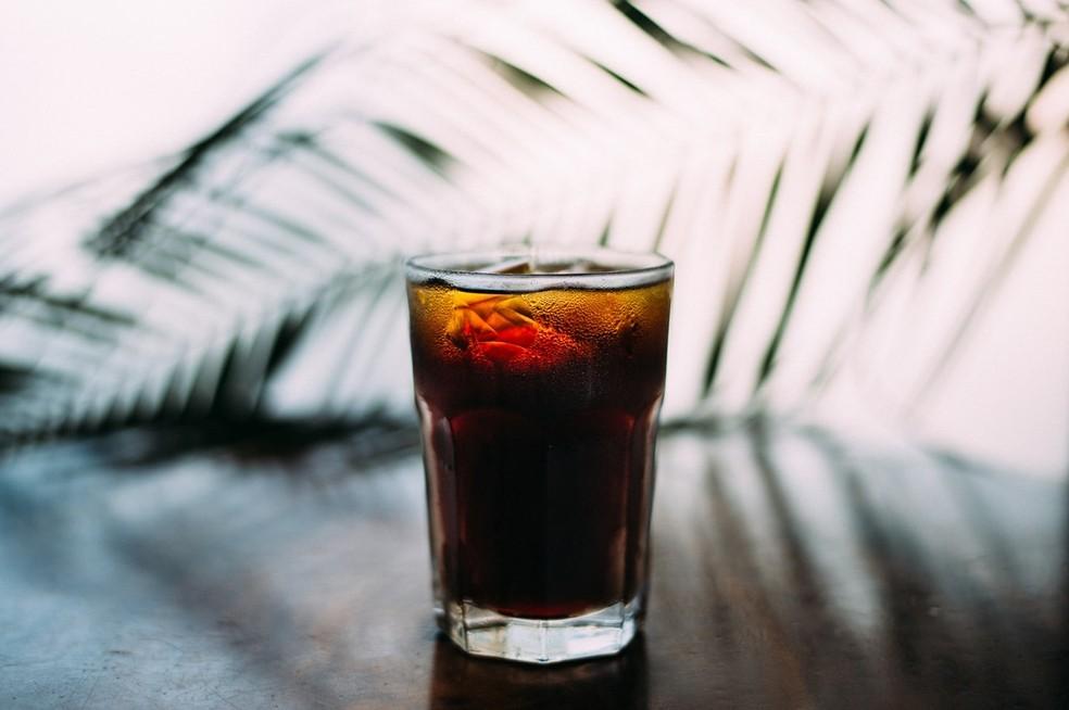 Aspartame tem ‘potencial cancerígeno’, mas há limite aceitável para consumo diário, dizem OMS e FAO