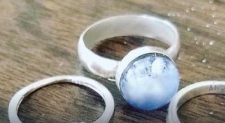 Adolescente perde anel com cinzas do pai e consegue recuperá-lo em meio a toneladas de lixo
