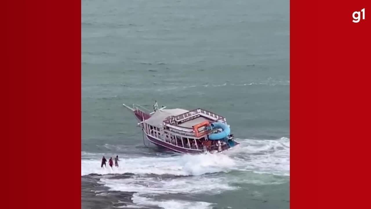 Passageiros são resgatados após escuna ficar à deriva e encalhar em Guarapari, no ES