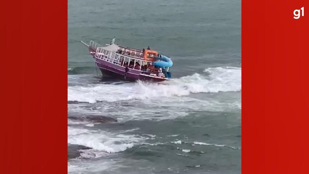 Passageiros são resgatados após escuna ficar à deriva e encalhar em Guarapari, no ES