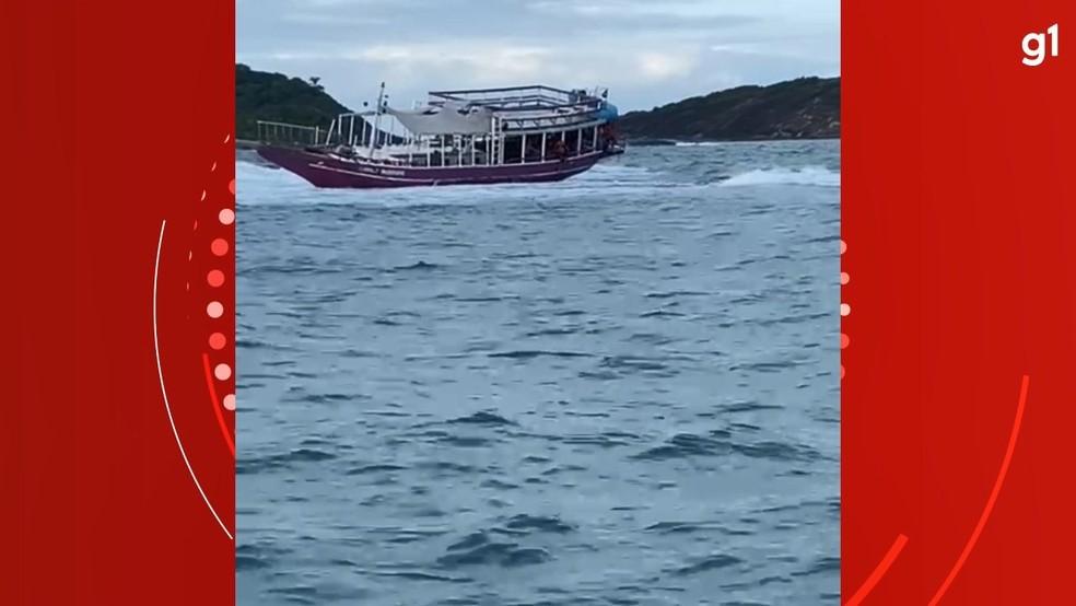 Passageiros são resgatados após escuna ficar à deriva e encalhar em Guarapari, no ES