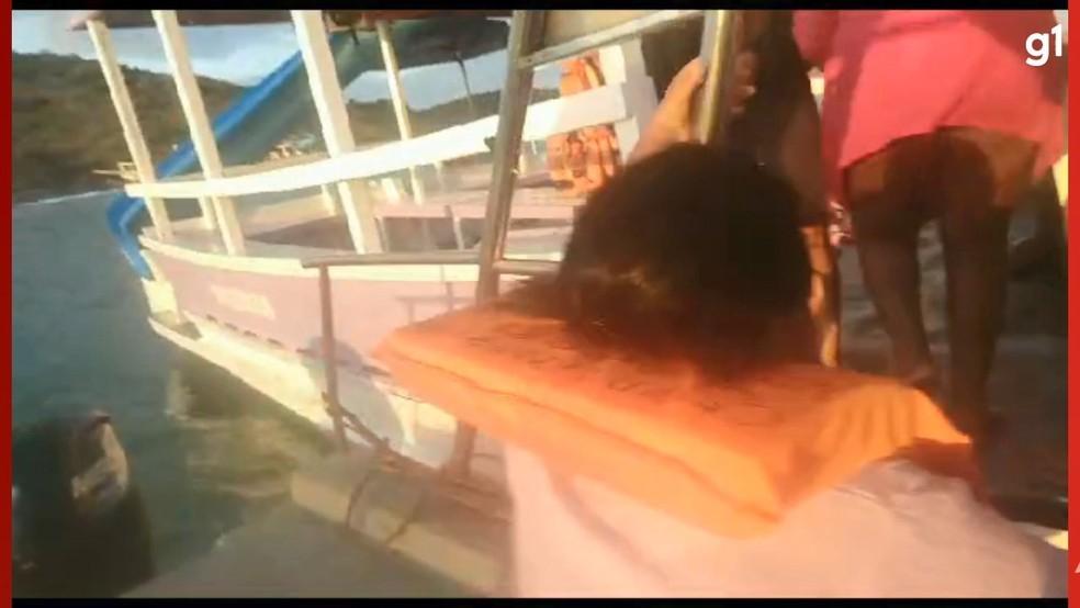 Passageiros são resgatados após escuna ficar à deriva e encalhar em Guarapari, no ES